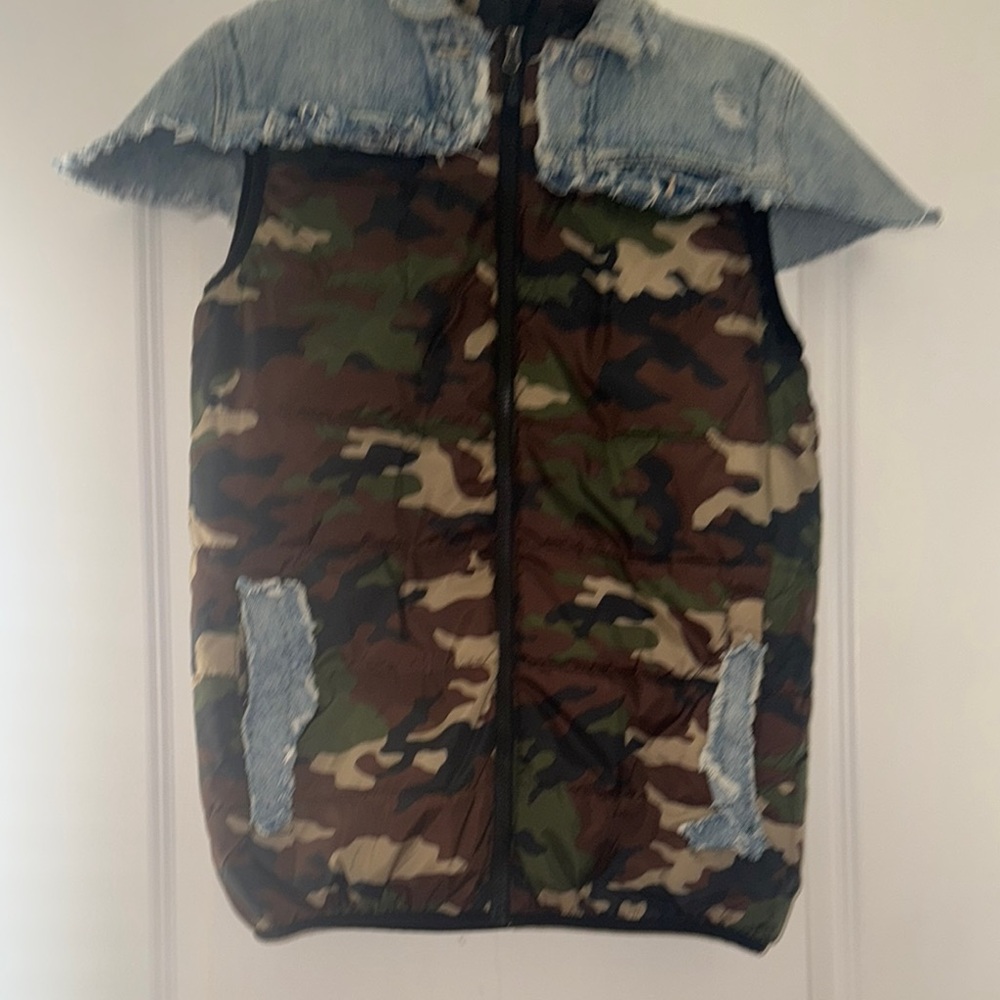 Swiss Tech Green and Blue Vest with Camouflage Design